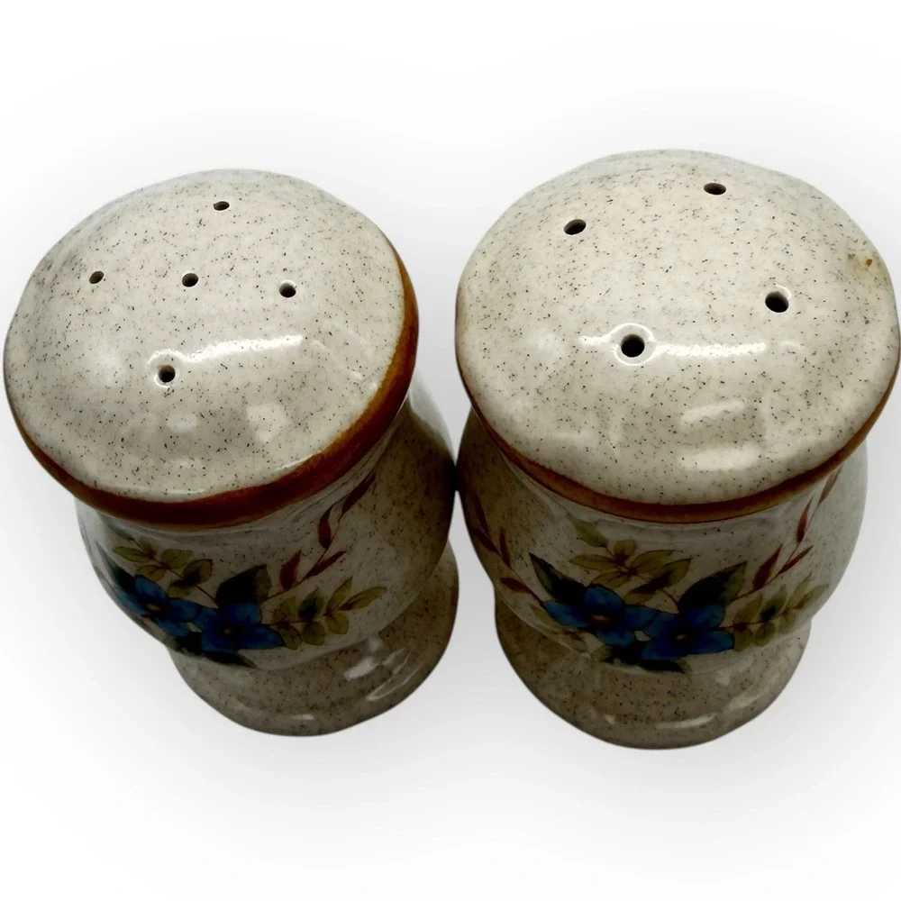 Vtg Japan‎ Blue Daisies Salt Pepper Shakers Speckled Footed gold rim